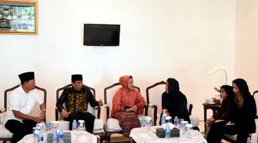 Presiden Jokowi (kedua kiri) bersama istrinya, Iriana Widodo (tengah) melayat ke kediaman Menteri KKP, Susi Pudjiastuti, Jakarta, Selasa (19/1). Jenazah putra sulung Menteri Susi, Panji Hilmansyah dijadwalkan tiba di Tanah Air pada Kamis lusa. (Rumgapres)