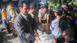Petugas BULOG melayani warga yang membeli beras saat saat operasi pasar beras oleh BULOG di Lenteng Agung, Jakarta, Senin (2/3/2015). Operasi ini digelar sebagai upaya menurunkan harga beras yang terus naik.(Liputan6.com/Yoppy Renato)