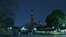 Foto kombinasi menunjukkan landmark Menara Tokyo yang menyala (atas) dan dengan lampu dimatikan (bawah) untuk menandai kampanye Earth Hour di Tokyo (27/3/2021). (AFP/Kazuhiro Nogi)