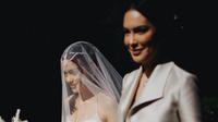 Potret Tampilan Anggun Sophia Latjuba di pernikahan Eva Celia, credit: Bridestory
