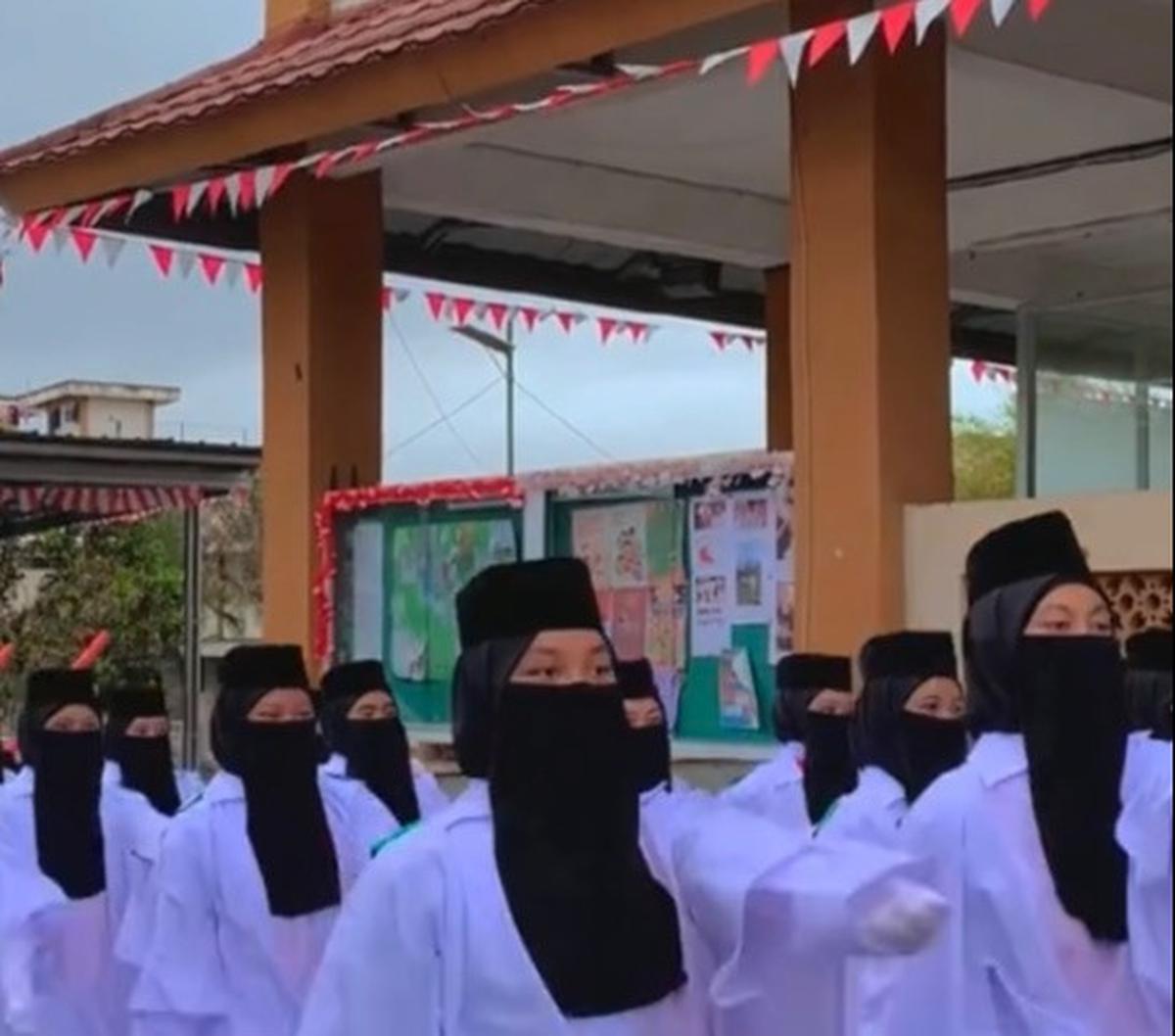 &ldquo;MasyaAllah baru kali ini ku nemuin paskibra bercadar,&rdquo; komentar salah satu akun. &ldquo;Merinding lht yg ini, begitu khidmat tdk terhalang oleh busana, masya Allah keren,&rdquo; imbuh yang lain.