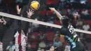 <p>Pemain Jakarta Electric PLN, Nurlaili Kusumah (kanan) melepaskan spike yang berusaha diblok pemain Jakarta Pertamina Enduro, Tasya Nur Rochmani pada laga putaran kedua final four PLN Mobile Proliga 2024 di GOR Jatidiri Semarang, Sabtu (13/7/2024). Jakarta Electric PLN menang 3-0 (25-14, 29-27, 25-21). (Dok. PBVSI)</p>