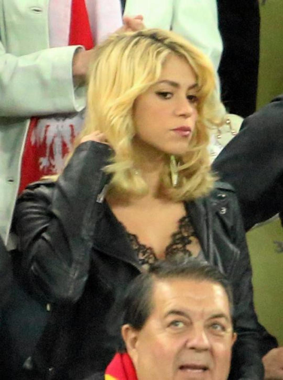 Shakira di tribun Piala Eropa 