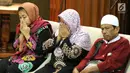 Siti Aisyah bersama dengan orang tua di Kemenlu, Jakarta, Senin (11/3). Siti Aisyah kembali ke Indonesia setelah dibebaskan Pengadilan Tinggi Shah Alam terkait kasus dugaan pembunuhan Kim Jong-Nam. (Liputan6.com/Johan Tallo)