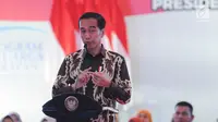 Presiden Joko Widodo atau Jokowi memberi arahan saat menyalurkan bantuan sosial Program Keluarga Harapan (PKH) dan Bantuan Pangan Non Tunai (BPNT) kepada seribu warga Depok, Jawa Barat, Selasa (12/2). (Liputan6.com/Herman Zakharia)