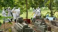 Pemakaman dengan menerapkan protokol kesehatan (prokes) Covid-19 di Kabupaten Tuban. (Ahmad Adirin/Liputan6.com))