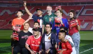 Legenda Manchester United, Ryan Giggs menyapa para fans di Indonesia dalam acara peluncuran kartu kredit Maybank yang berkolaborasi dengan Manchester United di Jakarta Convention Center (JCC), Senayan, Jakarta, Sabtu (18/5/2024). (Bola.com/M Iqbal Ichsan)