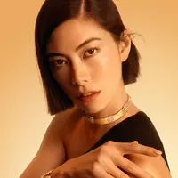 Tampil dengan one shoulder dress hitam dan rambut bondol, Hikari Mori berpose Fierce memamerkan deretan perhiasan Tubogas yang nampak begitu mewah dan penuh gaya. [Dok/Bvlgari].