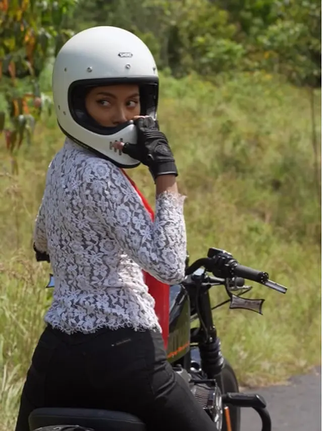 Dobrak Batasan di Hari Kartini, Erika Carlina Kenakan Kebaya Sambil Naik Moge