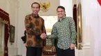 Presiden Joko Widodo berjabat tangan dengan pemain timnas U-19 Egy Maulana Vikri di Istana Merdeka, Jumat (23/3). Egy Maulana menjadi sorotan setelah tampil memukau bersama Timnas U-19 lalu dipinang klub Polandia Lechia Gdansk. (Liputan6.com/Angga Yuniar)