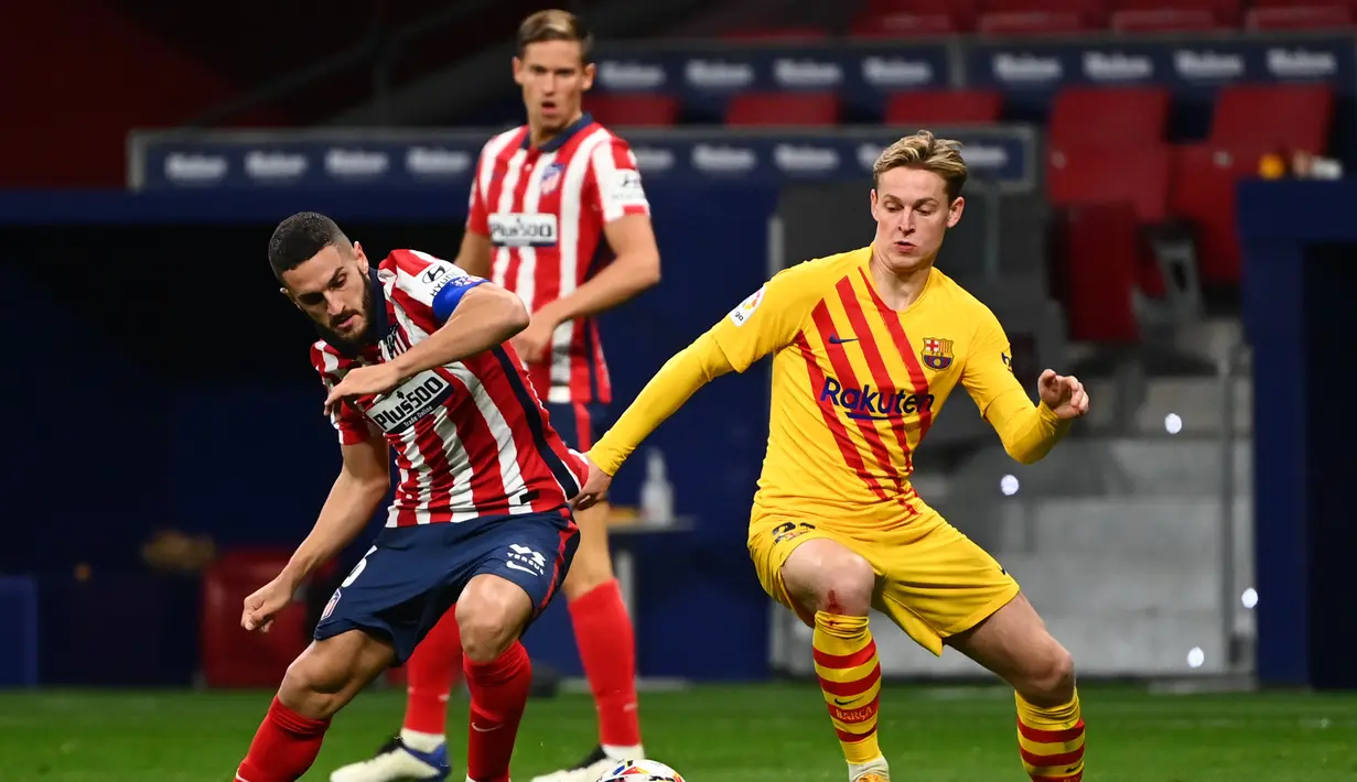 Gelandang Atletico Madrid Koke (kiri) berebut bola dengan gelandang Barcelona Frenkie De Jong pada pertandingan lanjutan La Liga Spanyol di stadion Wanda Metropolitano di Madrid, Spanyol, Sabtu (21/11/2020). Atletico menang tipis atas Barcelona 1-0. (AFP/Gabriel Bouys)