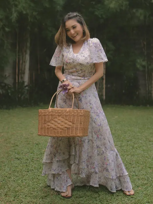 Sekarang ini Kiki Amalia masih menjanda setelah bercerai dengan Markus Horison delapan tahun silam. Terkait soal perubahannya, sempat diberitakan kalau Kiki Amalia juga ingin hijrah. (Instagram/kikiamaliaworld)