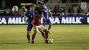 Pemain Timnas Indonesia, Osvaldo Haay (merah) menggiring bola saat menghadapi Islandia di Stadion Gelora Bung Karno (GBK), Senayan, Jakarta, Minggu (14/1). ). Timnas Indonesia kalah dengan skor 1-4. (Liputan6.com/Faizal Fanani)