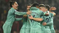 Para pemain Arsenal merayakan gol yang dicetak Shkodran Mustafi ke gawang manchester United pada laga Premier League di Stadion Old Trafford, Manchester, Rabu (5/12). Kedua klub bermain imbang 2-2. (AFP/Oli Scarff)