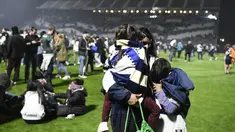 Insiden penembakan gas air mata terjadi pada lanjutan Liga Argentina antara Gimnasia Melawan Boca Juniors pada laga pekan ke-23, Jumat (7/10/2022) pagi WIB. (AP Photo/Gustavo Garello)