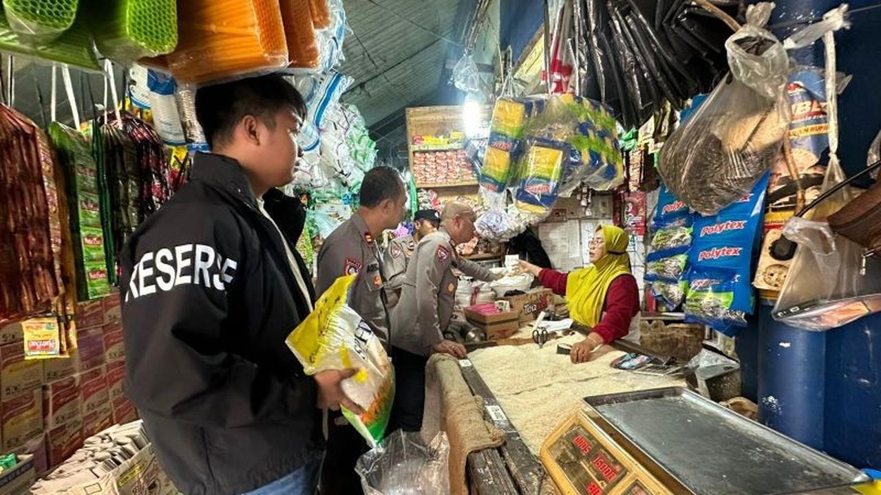 Satgas Pangan Intensifkan Pengawasan Harga Beras di Pasar Muara Angke, Dua Toko Kena Tegur