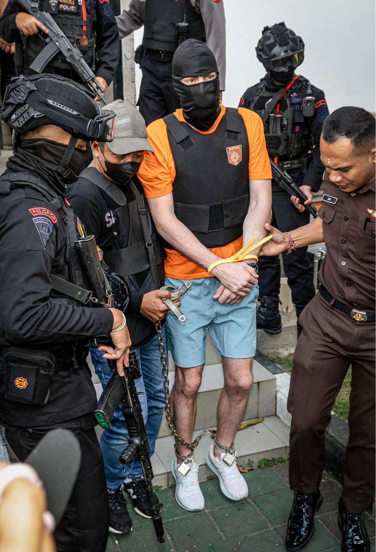 FOTO:  Momen Tiga WN Australia Digiring dengan Kaki Dirantai Saat Diserahkan ke Kejari Badung