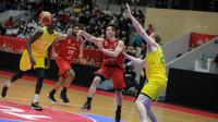 Shooting Guard Timnas Basket Indonesia, Abraham Damar Grahita, mendapatkan pengawalan dari pemain Australia pada laga FIBA Asia Cup 2022 yang digelar di Istora Senayan, Jakarta, Sabtu (16/7/2022). (Bola.com/Bagaskara Lazuardi)
