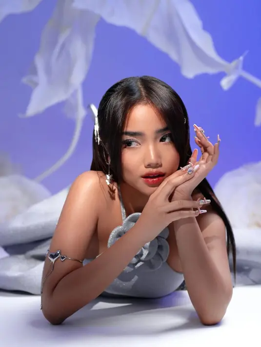 Dalam sebuah pemotretan, Fuji Utami kenakan dua floral berbeda buatan Yosep Sinu Darsono. [@dnngwcksn]