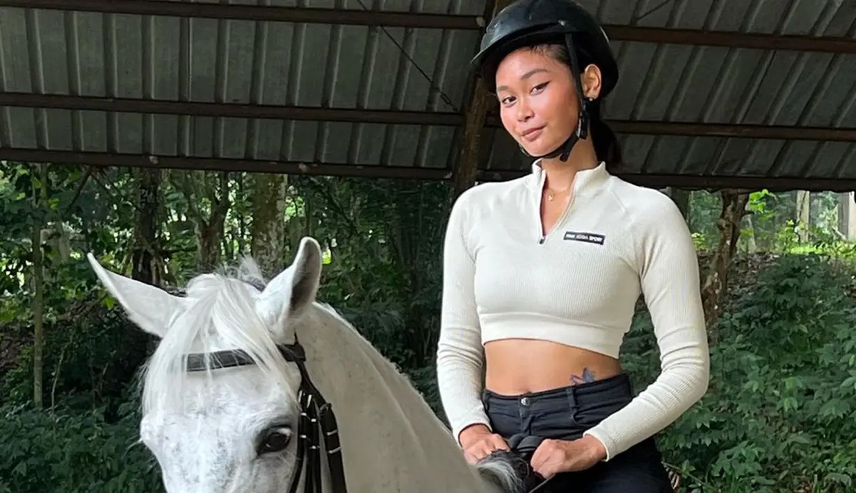 Pemenang ajang Indonesian Next Top Model musim kedua ini mengisi waktu luangnya dengan latihan berkuda. Sarah Timuwa ini terlihat bak seorang atlet berkuda profesional. (Liputan6.com/IG/@sarahtumiwa)
