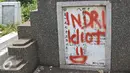 Coretan akibat aksi vandalisme mengotori nisan di pemakaman Menteng Pulo, Jakarta, Kamis (12/5). Perilaku tidak bertanggung jawab sejumlah oknum menyebabkan pemakaman tersebut terkesan kumuh dan tidak terawat. (Liputan6.com/Immanuel Antonius)