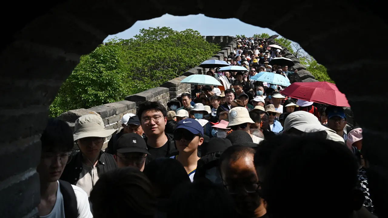 Tembok Besar China menarik wisatawan pada Hari Buruh