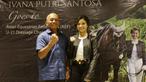 Atlet berkuda Indonesia, Ivana Putri Santosa, bersama pelatihnya, James Momongan saat konpers di FX Sudirman, Jumat (8/11). Ivana mendapat kesempatan untuk tampil pada Asian Equestrian Federation (AEF) di Qatar pada 2020. (Bola.com/M Iqbal Ichsan)