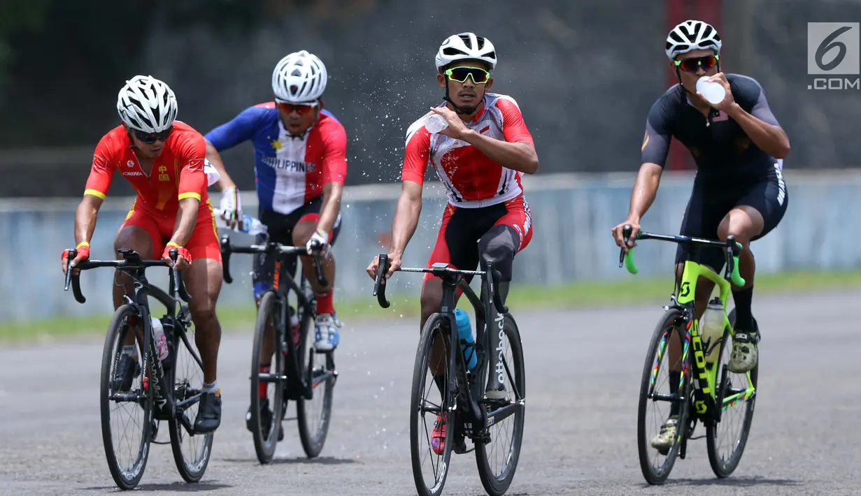Atlet ParaCycling, M Fadli Immamuddin (ketiga kiri) saat laga di nomor Mens C4 Road Race Asian Para Games 2018 di Sirkuit Sentul Bogor, Selasa (9/10). M Fadli menempati posisi keempat. (Liputan6.com/Helmi Fithriansyah)