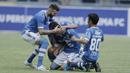 Para pemain Persib Bandung merayakan gol yang dicetak oleh Oh In-Kyun ke gawang Arema FC di Stadion GBLA, Bandung, Minggu (18/3/2018). Persib menang 2-1 atas Arema FC. (Bola.com/M Iqbal Ichsan)