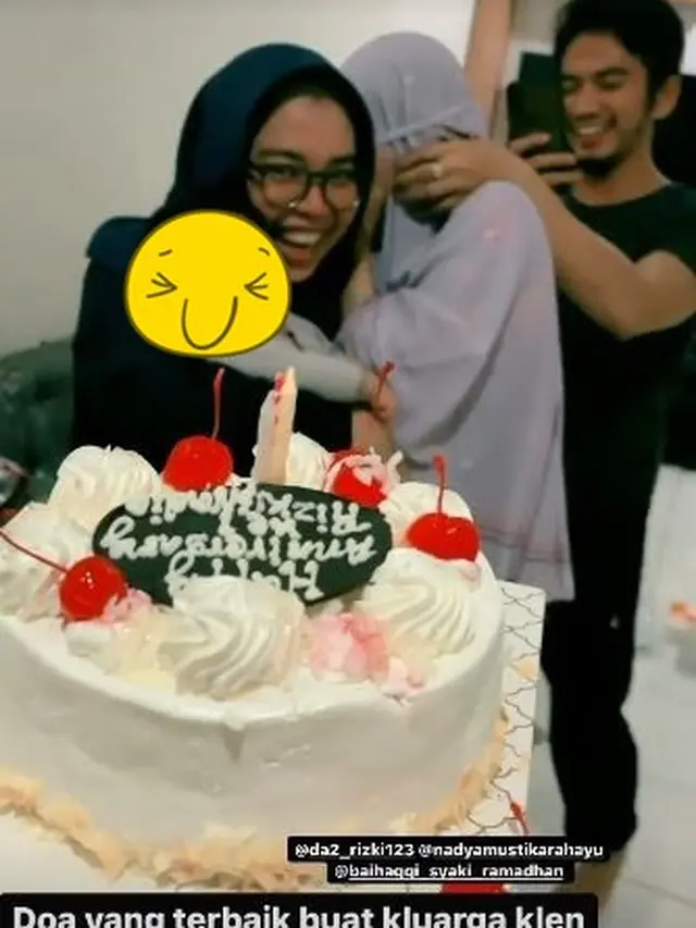 6 Momen Anniversary Pernikahan Rizki D'Academy dan Nadya Mustika Rahayu, Mesra