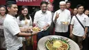 Cawagub DKI, Djarot Saiful Hidayat (ketiga kanan) saat menghadiri Deklarasi Relawan Dulure Djarot di Jakarta, Rabu (5/10). Rencananya Relawan Dulure Djarot akan meyakinkan warga Jakarta bahwa Djarot telah teruji dan terbukti. (Liputan6.com/Yoppy Renato)