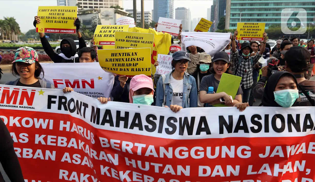 Aktivis lingkungan melakukan long march dari Dukuh Atas menuju Istana, Jakarta, Sabtu (26/10/2019). Mereka meminta Presiden Joko Widodo atau Jokowi lebih memperhatikan isu lingkungan seperti penyelamatan hutan dan pelindungan petani. (Liputan6.com/JohanTallo)