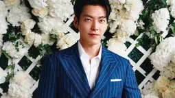 Kim Woo Bin memadukan jaket jas wol buatan tangan Ralph Lauren Purple Label dengan kemeja putih. Pacar Shin Min Ah ini terlihat stylish. (Foto: Instagram/ ralphlauren)