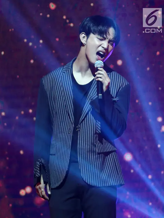Penampilan Boy Band Korea Selatan BTOB, dalam konser bertajuk "BTOB in Jakarta 2018" di Jakarta, Jumat (21/09). Boy Band Korea Selatan BTOB membawakan 12 lagu salah satunya the feeling, movie dan someday. (Liputan6.com/ Herman Zakharia)