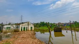 Rumah warga yang hancur akibat luapan Kali Pesanggrahan yang alirannya menyempit karena longsoran sampah di Tempat Pembuangan Akhir (TPA) Cipayung, Depok, Jawa Barat, Kamis (14/5/2026). (merdeka.com/Arie Basuki)