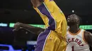 Pemain Lakers, Corey Brewer (kiri) mencoba menangkap bola saat diadang pemain Indiana Pacers, Lance Stephenson pada lanjutan NBA basketball game di Staples Center, Los Angeles, (19/1/2018). Lakers menang 99-86. (AP/Kyusung Gong)