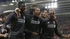 Para pemain Liverpool merayakan gol Daniel Origi (kiri)  saat melawan Southampton pada laga perempat final Piala Liga Inggris di Stadion St. Mary's, Southampton, Kamis (3/12/2015) dini hari WIB. (AFP Photo/Adrian Dennis)