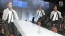Model berjalan diatas catwalk membawakan rancangan Major Minor saat pembukaan Jakarta Fashion Week 2018 di Senayan City, Jakarta, Sabtu (21/10). JFW 2018 mengusung tema 'Bhinneka dan Berkarya'. (Liputan6.com/Herman Zakharia)