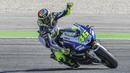 Juara dunia sembilan kali tampil dengan motor biru Yamaha tapi tetap dengan ornamen berwarna khas The Doctor, kuning stabilo. (EPA/Pasquale Bove)