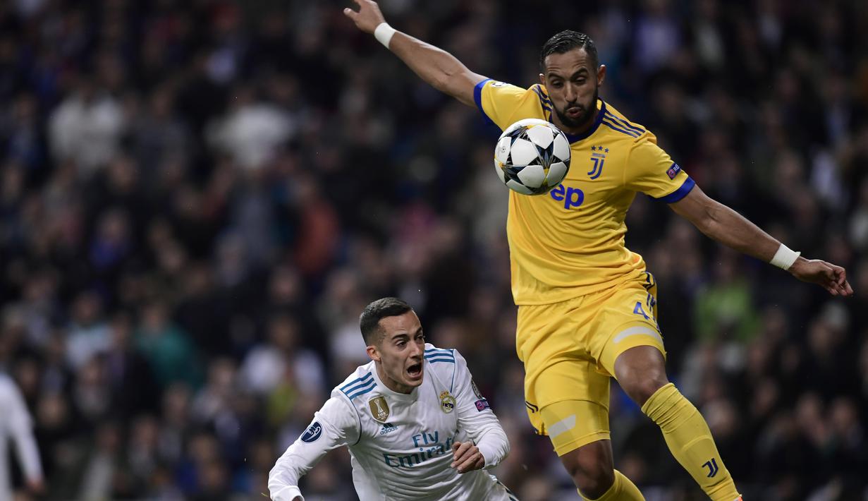 1. Mehdi Benatia - Sosok Benatia yang gagal menggeser duo Chiellini dan Bonucci di Juventus. Hal tersebut bisa dimanfaatkan Manchester United yang tengah krisis bek tengah usai Eric Bailley menderita cedera panjang. (AFP/Javier Soriano)