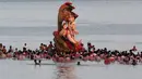 Para umat hindu India bersiap membenamkan patung dewa Ganesha di Laut Arab, Mumbai, India, Selasa (5/9). Kegiatan ini menandakan berakhirnya rangkaian acara dari peringatan Ganesha Chaturthi. (Rafiq Maqbool/AP)