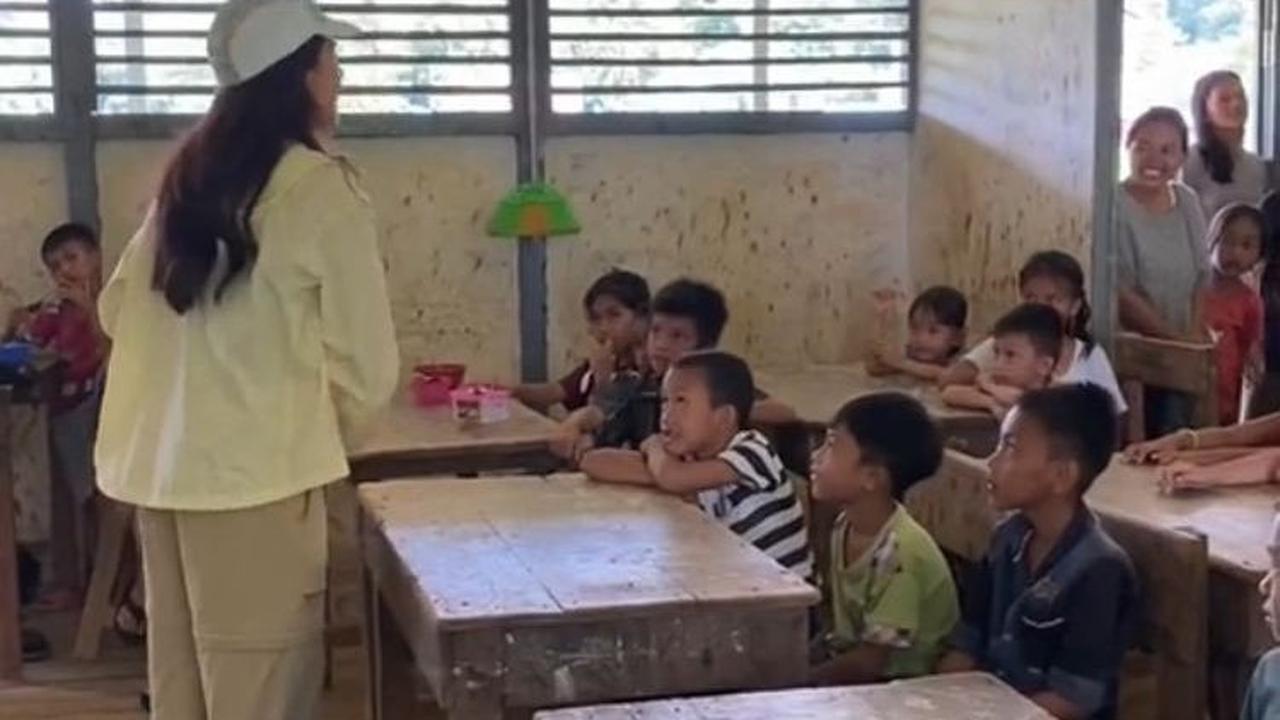 Tak hanya itu, ia juga mengajak anak-anak bermain kuis berhadiah. Ia mengajukan pertanyaan berupa penjumlahan sederhana.