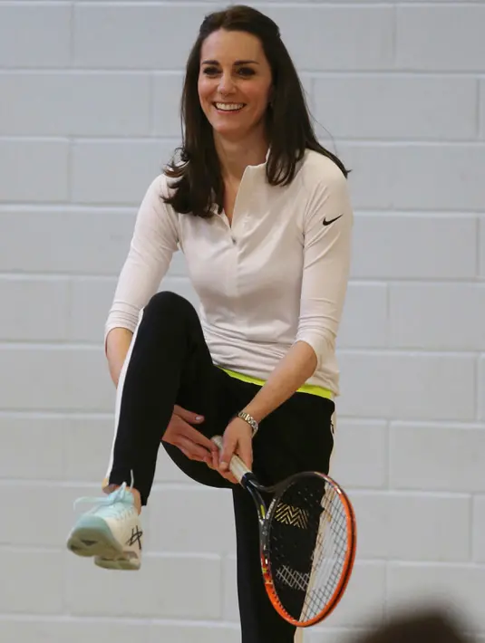 Duchess of Cambridge, Kate Middleton melakukan pemanasan sebelum ambil bagian dalam latihan tenis di Sekolah Tinggi Craigmount, Inggris, Rabu (24/2). Dalam latihan ini, Kate dibimbing oleh ibu petenis dunia Andy Murray, Judy (REUTERS/Andrew Milligan/pool)