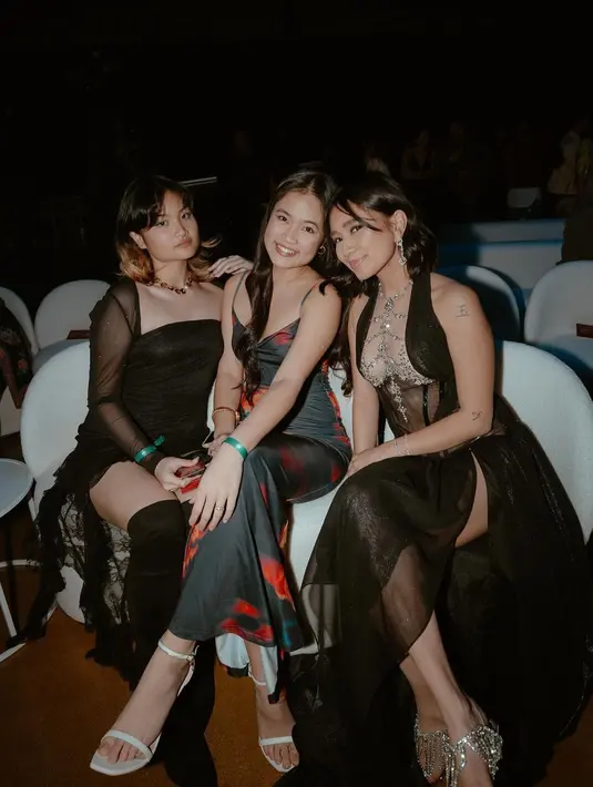 Niki juga kenakan heels silver dengan anting gantung untuk percantik tampilan stunning-nya [@nikizefanya]