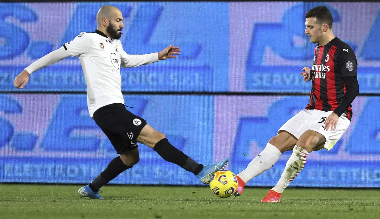 Gelandang Spezia, Riccardo Saponara berebut bola dengan bek AC Milan, Diogo Dalot pada pertandingan lanjutan Liga Serie A Italia di stadion Alberto Picco di La Spezia, Italia, Minggu (14/2/2021). Spezia menang atas AC Milan 2-0. (Tano Pecoraro / LaPresse via AP)