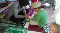 Saat beraksi di masjid, polwan santri mengenakan seragam lengkap. (Liputan6.com/Eka Hakim)
