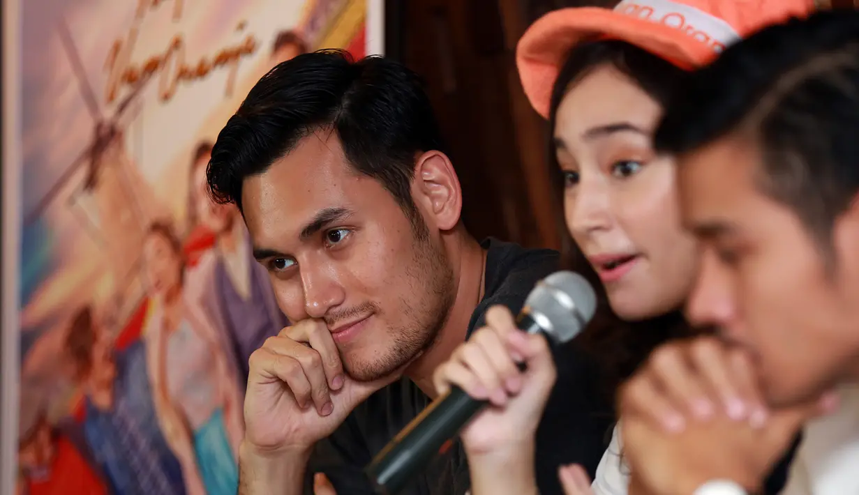 Tiga minggu melakukan syuting di Belanda, aktor 28 tahun ini tidak membayangkan betapa banyak beban bagi Tatjana yang memerankan karakter Lintang tersebut. Pasalnya, ia diwajibkan tetap memakai busana tanpa jaket penghangat. (Deki Prayoga/Bintang.com)