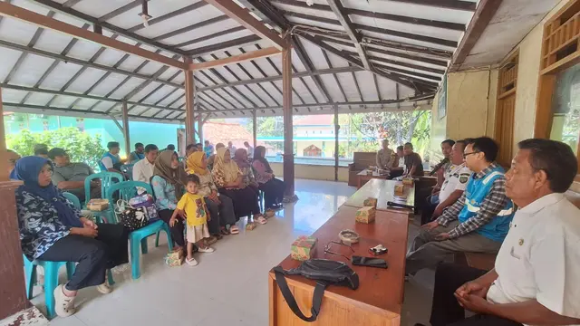 Dialog PLN dengan masyarakat Desa Waru, Kecamatan Jepon, terkait pembangunan jaringan listrik baru. (Liputan6.com/Ahmad Adirin)