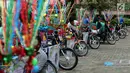 Puluhan Betor (becak motor) sedang dihias di depan kantor Dinas Perhubungan, Medan, Sumatera Utara, Sabtu (25/11). Rencananya betor ini akan dipakai saat kirab budaya ngunduh mantu Kahiyang-Bobby. (Liputan6.com/Endang Mulyana)