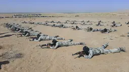 Para prajurit Taliban tengan dilatih dalam program pelatihan yang digelar selama tiga minggu di Lashkar Gah yang berada di Provinsi Helmand, barat daya, Afghanistan, Senin (25/10/202).Taliban diketahui mengumumkan pembentukan pasukan bersenjata baru untuk negara tersebut. (AP Photo/Abdul Khaliq)